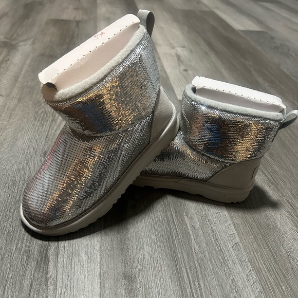 Kids Ugg Boots Silver Mirror - Picture 1 of 8